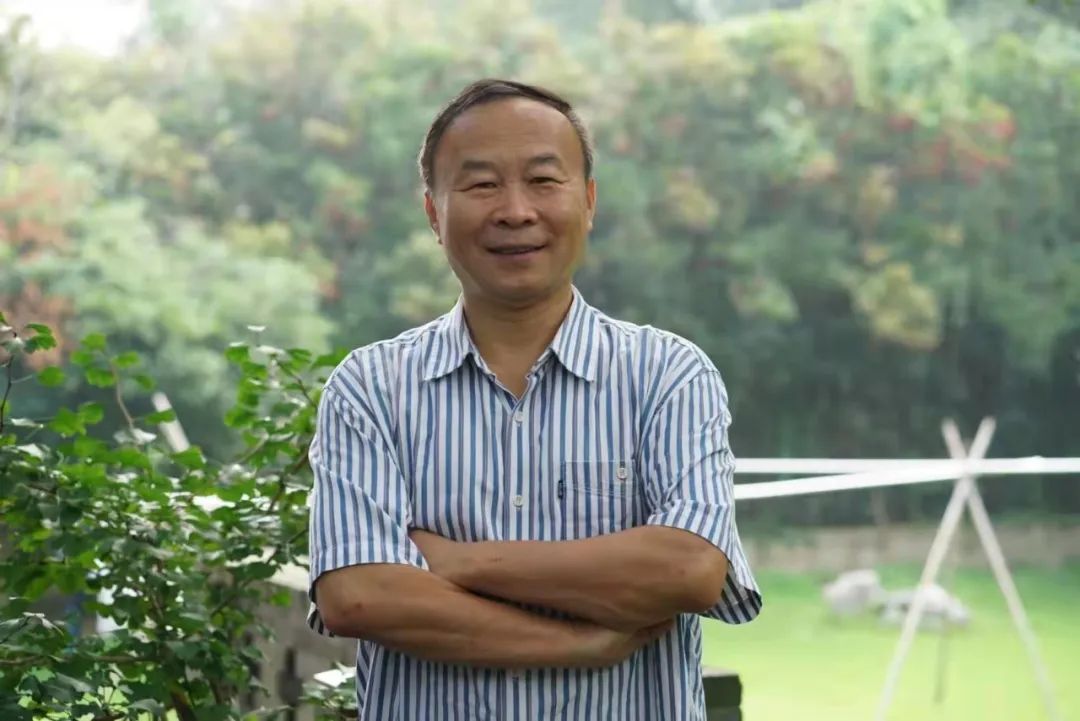 許晨，中國作家協會會員，中國報告文學學會理事，山東省作協原副主席，青島市作協名譽主席。出版有《人生大舞臺——“樣板戲”啟示錄》《琴聲如訴》《山海閩東》，以及海洋紀實三部曲《第四極：中國蛟龍號挑戰深海》《一個男人的海洋》《耕海探洋》等多部報告文學和散文集，被譽為“海洋作家”。榮獲第七屆魯迅文學獎、第五屆冰心散文獎、第三屆中國工業文學大賽一等獎等獎項。