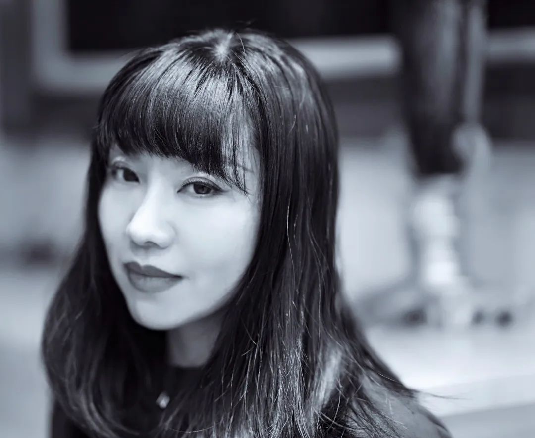 周潔茹，1976年出生于江蘇常州。出版長篇小說《小妖的網(wǎng)》《中國娃娃》，小說集《你疼嗎》《香港公園》等。現(xiàn)為浙江傳媒學院駐校作家。