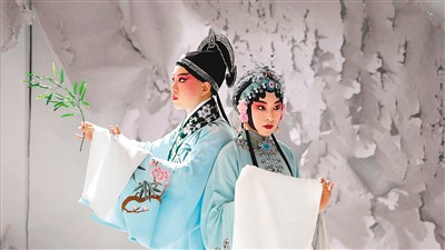 　劉小川（右）與搭檔表演昆曲《牡丹亭》。 　　受訪者供圖