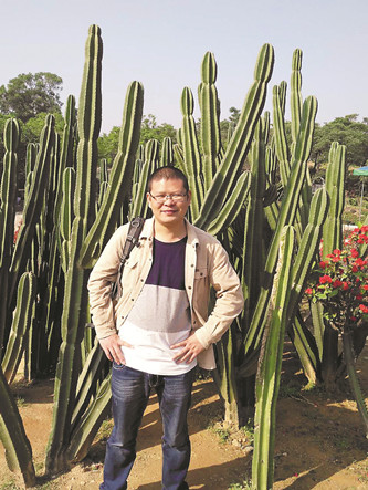 李知展，生于一九八九年，現供職于洛陽文學院。曾在《人民文學》《中國作家》《小說月報·原創版》《江南》《鐘山》《北京文學》等刊發表小說二百余萬字，多篇被選載。曾獲第二屆“紫金·人民文學之星”短篇小說佳作獎，廣東省有為杯小說獎，《莽原》《紅豆》《黃河文學》等雜志獎。著有長篇小說《平樂坊的紅月亮》，小說集《流動的宴席》《孤步巖的黃昏》《只為你暗夜起舞》《碧色淚》等。