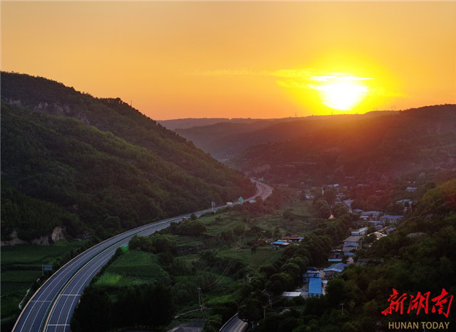 夕陽下的榆藍高速。