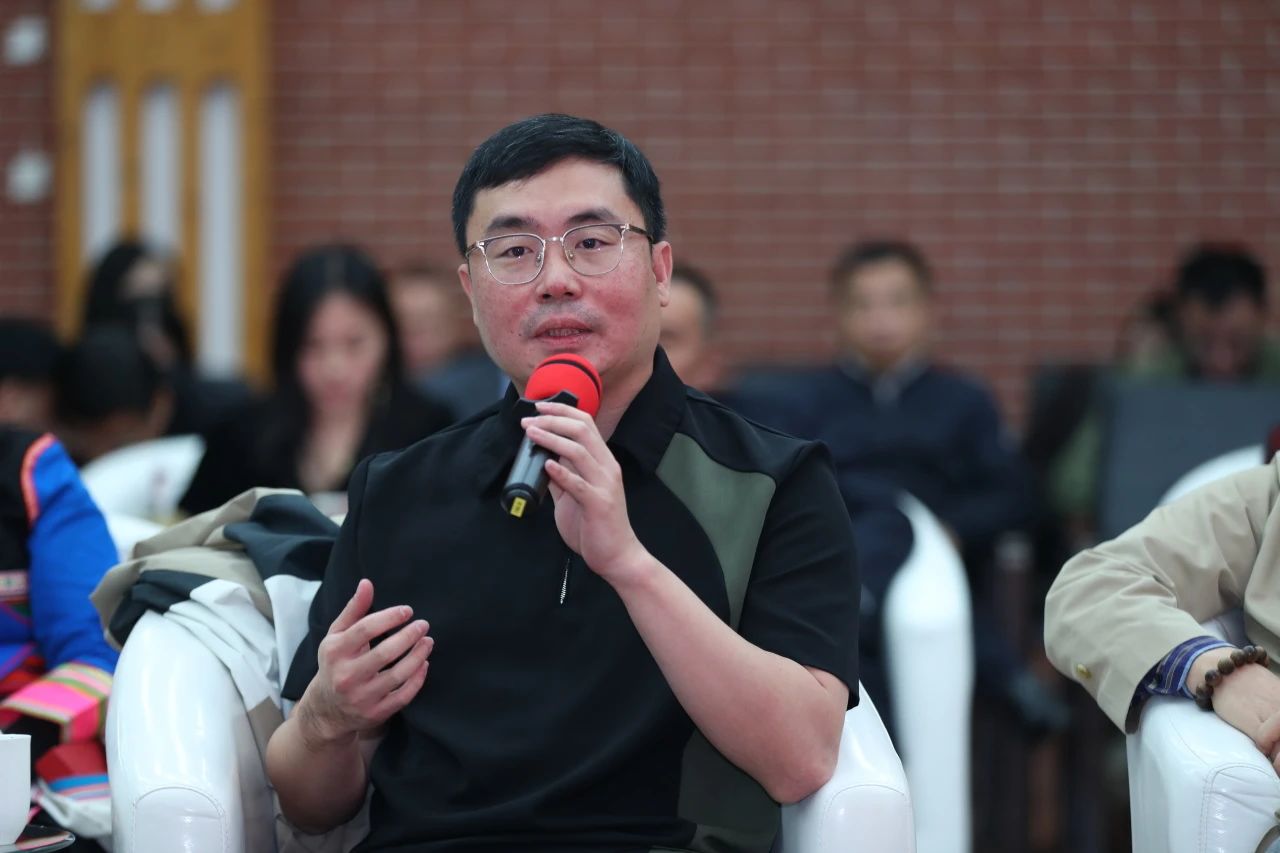 作家蔡崇達發言