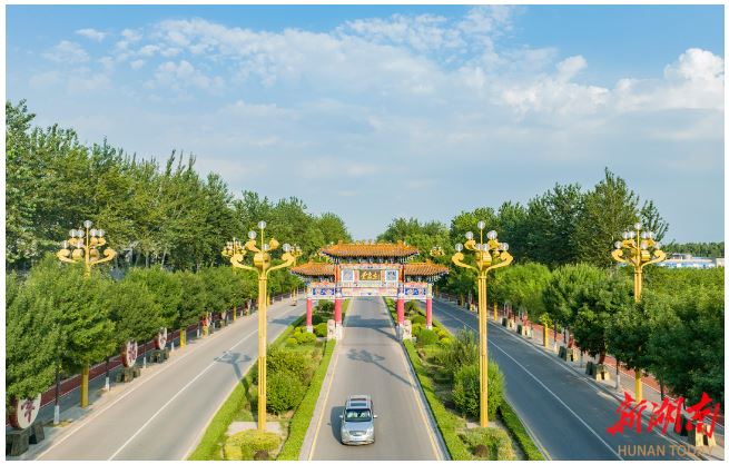 賈家莊村騰飛門。