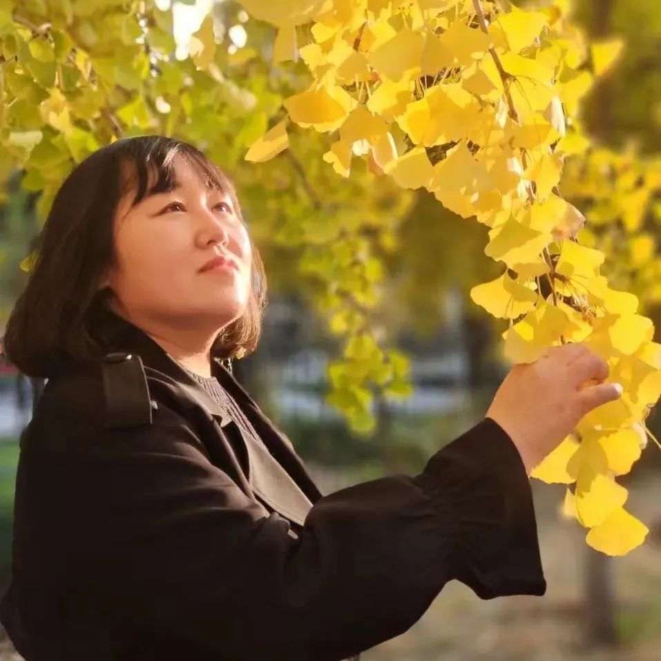 劉云芳， 中國作家協會會員，河北文學院簽約作家。作品主要發表于《北京文學》《天涯》《青年文學》《散文》《散文選刊》等報刊。曾兩次獲得香港青年文學獎，并獲得孫犁散文獎雙年獎、孫犁文學獎、河北文藝貢獻獎。已出版散文集《木頭的信仰》《給樹把脈的人》《陪你變成魚》，童話《奔跑的樹枝馬》《老樹洞婆婆的故事》。