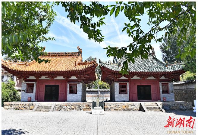 左為二郎廟，右為關(guān)帝廟。