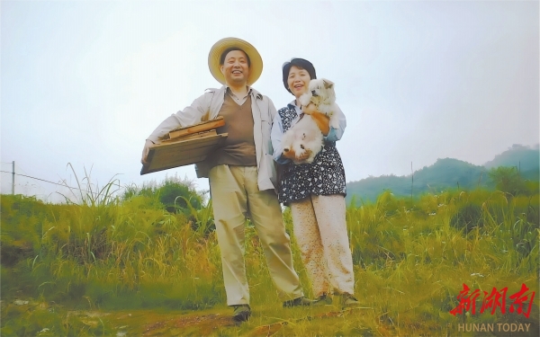 韓少功夫婦帶著一只叫“三毛”的狗來了八景。資料照片