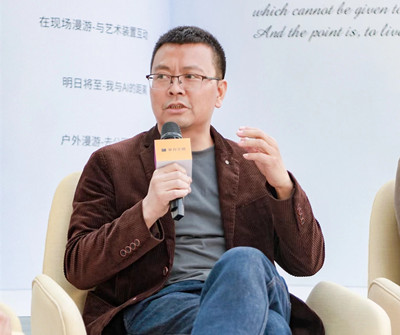 李宏偉，四川江油人，現(xiàn)居北京。著有詩集《你是我所有的女性稱謂》，長篇小說《國王與抒情詩》《灰衣簡史》《引路人》，小說集《假時間聚會》《暗經(jīng)驗》《雨果的迷宮》等。曾獲郁達(dá)夫小說獎、吳承恩長篇小說獎、十月文學(xué)獎等獎項，作品入選收獲文學(xué)榜、揚子江評論文學(xué)榜等榜單。