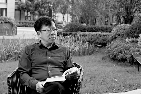 龐余亮，1967年生，現居江蘇靖江。著有長篇小說《薄荷》《丑孩》《有的人》《小不點的大象課》《神童左右左》(系列小說)《看我七十三變》《我們都愛丁大圣》，散文集《半個父親在疼》《小先生》《小蟲子》《頑童馴師記》《紙上的憂傷》，小說集《為小弟請安》《擒賊記》《鼎紅的小愛情》《你們遇上了好辰光》《出嫁時你哭不哭》，詩集《比目魚》《報母親大人書》《五種疲倦》，童話集《銀鐲子的秘密》《躲過九十九次暗殺的螞蟻小朵》等。曾獲得第八屆魯迅文學獎、第七屆柔剛詩歌年獎、第五屆漢語詩歌雙年十佳、第十三屆萬松浦文學獎、江蘇省紫金山文學獎、第二屆孫犁散文獎雙年獎、第二屆揚子江詩學獎、第九屆冰心散文獎等。