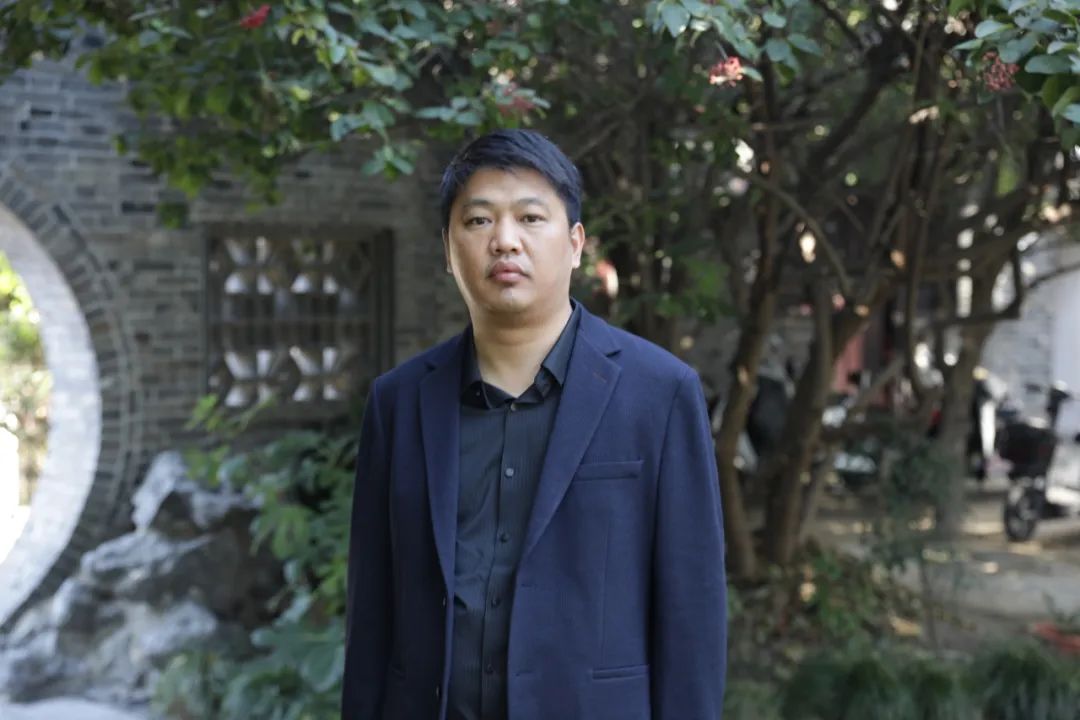 周榮池   江蘇高郵人，揚(yáng)州市青年作家，現(xiàn)為揚(yáng)州市作家協(xié)會(huì)第五屆理事會(huì)主席。著有長(zhǎng)篇小說(shuō)《絕境》《李光榮當(dāng)村官》《單厙》，散文集《隱秘的風(fēng)景》《草木故園》《村莊對(duì)我守口如瓶》等，獲第四屆汪曾祺文學(xué)獎(jiǎng)、第二十屆百花文學(xué)獎(jiǎng)散文獎(jiǎng)。