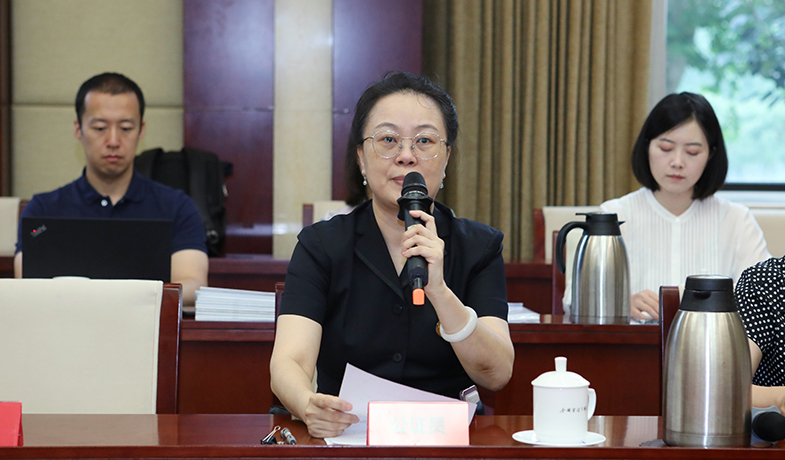 8月11日，公證處公證員宣讀公證書