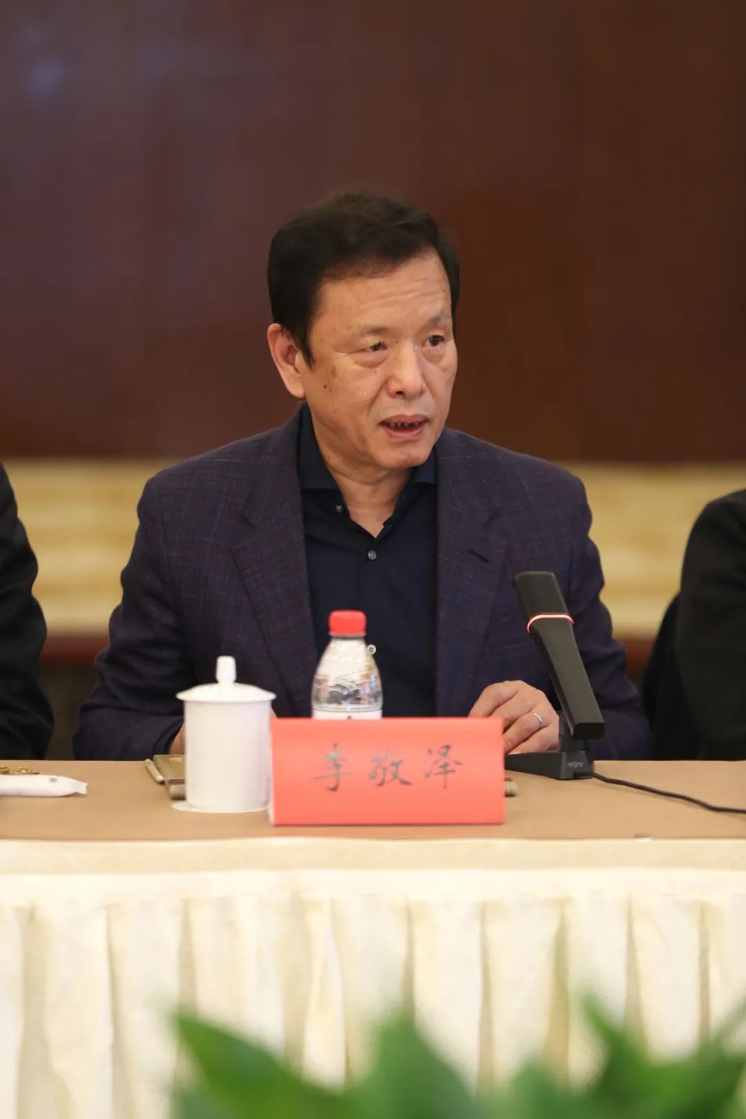 中國作協黨組成員、副主席、書記處書記李敬澤主持會議