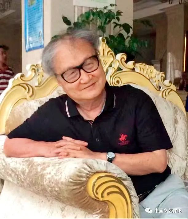 孫紹振簡介：1936年生，祖籍福建長樂，1960年畢業(yè)于北京大學中文系，先后在北京大學中文系、華僑大學中文系任教，1973年奉調至福建師范大學中文系。1990年至1995年，赴德國、美國、中國香港等多所大學進修、講學、客座研究。現(xiàn)為福建師范大學文科資深教授、博士生導師，首批全國高校黃大年式教師團隊領銜專家。2021年，福建師范大學獲批教育部基礎學科拔尖學生培養(yǎng)計劃2.0基地——“孫紹振中國語言文學拔尖學生培養(yǎng)基地”。    1953年開始發(fā)表作品。1981年發(fā)表的《新的美學原則在崛起》作為當代新詩發(fā)展的重要文獻進入中國文學史。出版《文學創(chuàng)作論》《論變異》《美的結構》《文學性講演錄》《名作細讀》《文學文本解讀學》等學術專著三十余部，散文集《美女危險論》等多部。在《中國社會科學》《文學評論》《文學遺產》《文學理論研究》《語文建設》等國內權威刊物及香港報刊上發(fā)表學術論文三百多篇，其他短評、雜文、散文、小說、詩歌數(shù)百篇。學術及創(chuàng)作成果多次獲得教育部高等學校科學研究優(yōu)秀成果獎、全國性學會一等獎。曾任中國文藝理論學會副會長、福建省作家協(xié)會副主席、義務教育課程標準初中語文教材（北京師范大學出版社版）和海峽兩岸合編高中語文教材主編，為國內著名文學評論家、文藝理論家、語文教育專家和幽默演講家。