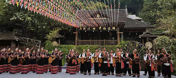 老達保村民們彈起吉他，載歌載舞