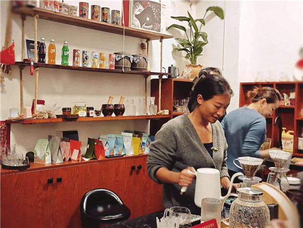 店主阿梅為來客手沖自家產的咖啡