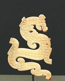 戰(zhàn)國龍形玉飾。 海南日報(bào)記者 王赫 攝
