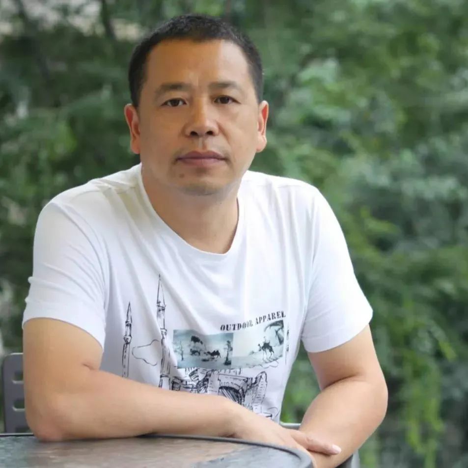 盧一萍  中國作家協會會員，曾任成都軍區文藝創作室副主任，2016年退役，現為成都文學院簽約作家。著有長篇小說《白山》《激情王國》《我的絕代佳人》，小說集《帕米爾情歌》《天堂灣》《父親的荒原》《名叫月光的駿馬》《大震》《無名之地》，長篇紀實文學《八千湘女上天山》《祭奠阿里》，隨筆集《世界屋脊之書》等作品三十余部。曾獲中宣部“五個一工程”獎、解放軍文藝獎、四川文學獎、《上海文學》獎等獎項，入選收獲文學榜、芙蓉文學雙年榜。