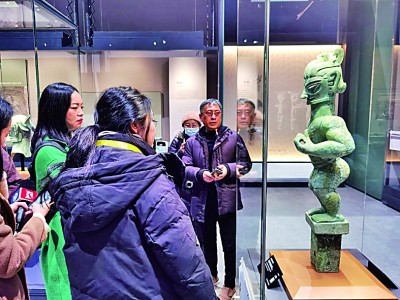 豎披發青銅人像引人矚目。本報記者 任鵬攝/光明圖片