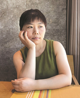 胡泊，傳播學(xué)學(xué)士，比較文學(xué)與世界文學(xué)碩士，資深圖書編輯。另有小說集與翻譯作品出版