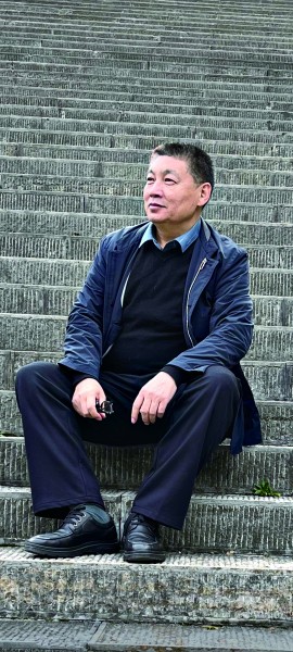 關仁山,唐山豐南人,中國作家協會主席團委員,河北省作家協會主席,中國作家書畫院副院長。上世紀80年代開始文學創作并發表作品,著有長篇小說《白洋淀上》《日頭》《麥河》《唐山大地震》《天高地厚》《金谷銀山》等,中短篇小說《大雪無鄉》《紅旱船》《九月還鄉》,長篇紀實文學《感天動地》《太行沃土》等,出版十卷本《關仁山文集》,達千余萬字。 作品曾獲第五屆魯迅文學獎,獲中宣部第十一屆全國“五個一工程”獎,第十四屆中國圖書獎,第九屆莊重文文學獎,及香港《亞洲周刊》華人小說比賽冠軍等。長篇小說《麥河》入選2010年中國小說學會年度排行榜,《日頭》入選中國小說學會2014年度小說排行榜。部分作品被譯成英、法、韓、日等文字,多部作品分別被改編拍攝成《天高地厚》《御姐歸來》等電視劇和話劇、舞臺劇上映。