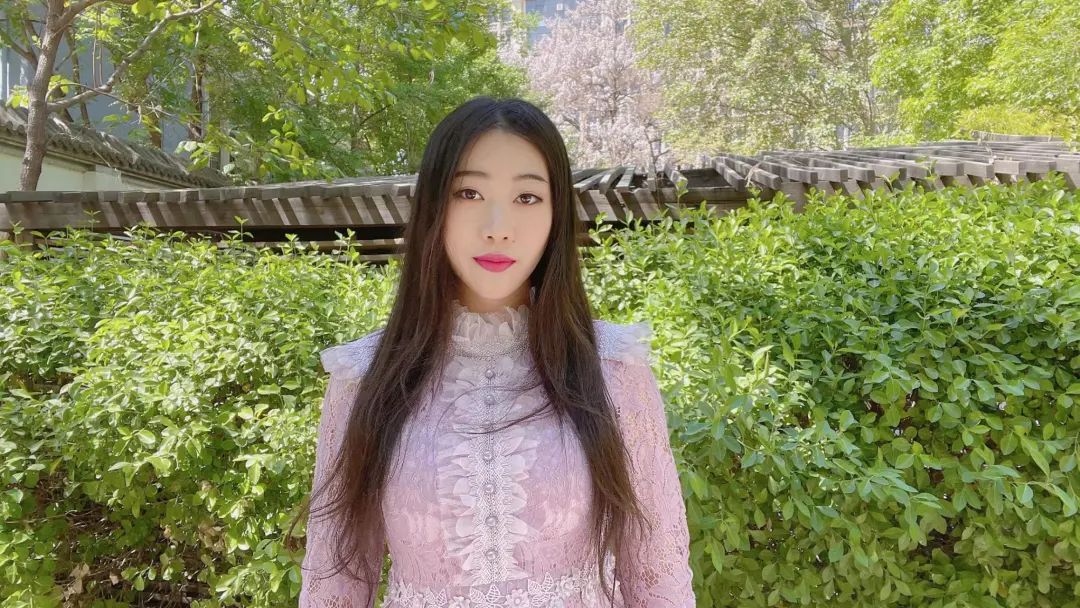 文學博士,藝術學博士后,中國作家協會會員,中國文藝評論家協會會員。出版《下南洋》等詩集、散文集、學術批評集六部。系列詩歌網課《由淺入深讀懂漢語新詩》入駐騰訊視頻。