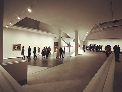 展覽現(xiàn)場(chǎng)。人們饒有興致地駐足觀看