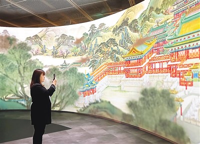 　“圓明園——清代皇家園居文化”特展以多媒體技術重現圓明園昔日風光。圖為觀展市民拍照留念。 　　本報記者 陳 然攝