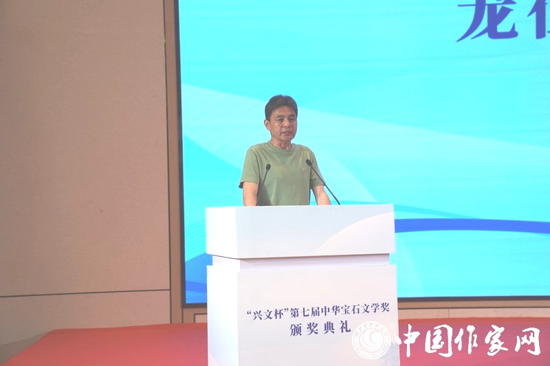 獲獎作家代表龍仁青發表獲獎感言