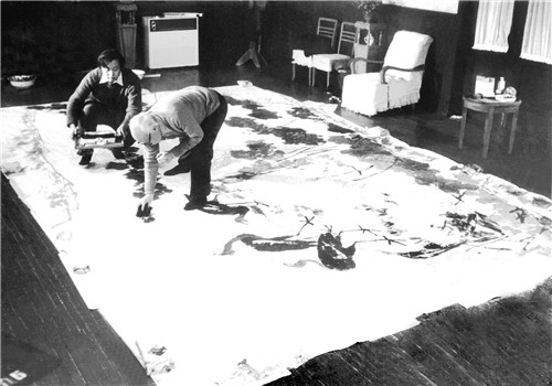 父親李苦禪83歲那年還在為國家義務作巨幅畫《盛夏圖》,我在父親身邊幫忙,天天聽他講課