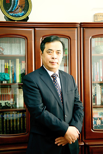 老藤,本名滕貞甫,遼寧省政協文史委副主任。出版長篇小說《刀兵過》《北障》《北愛》《草木志》等11部,小說集《熬鷹》《無雨遼西》等8部,隨筆集《儒學筆記》等3部,“老藤作品典藏(15卷)”。曾獲全國“五個一工程”獎、東北文學獎、百花文學獎等,作品多次入選各種年榜及選本,以多種文字譯介到國外。