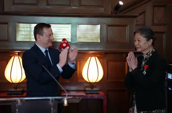 法國駐華大使白玉堂為作家王安憶頒發(fā)了法國國家榮譽(yù)軍團(tuán)騎士勛章。圖片來源：法國領(lǐng)事館