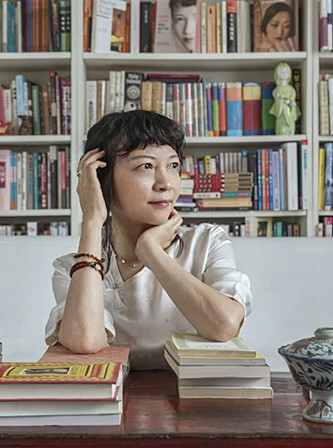 作家、導演，現居英國。主要著作有《孔雀的叫喊》《饑餓的女兒》等，編劇并執導電影《月光武士》。