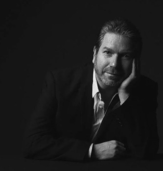 學者，現任美國加州大學洛杉磯分校（UCLA）教授兼中國研究中心主任。主要著作有《光影言語：當代華語片導演訪談錄》《電影的口音：賈樟柯談賈樟柯》等。