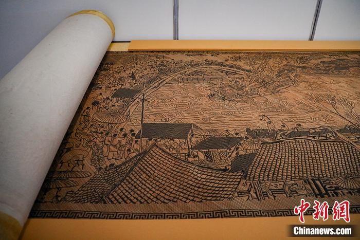 徐建元創作的竹編畫《清明上河圖》。徐峻杰 攝