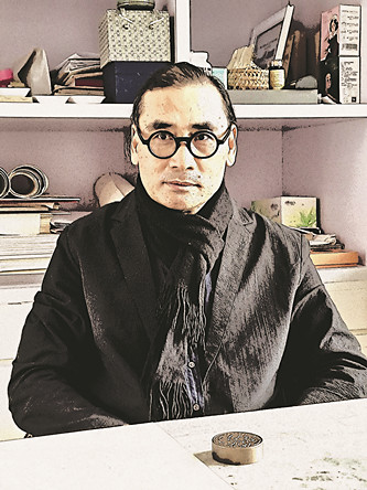 劉萬鳴 1989年畢業于天津美術學院,1995年就讀于中國藝術研究院美術學研究生課程班。現任全國政協委員、民盟中央委員、中國美術家協會副主席、中國國家畫院院長。2012年獲中國青年藝術家提名獎,2014年入選國家百千萬人才工程授予“有突出貢獻中青年專家”稱號,中宣部2017年文化名家暨“四個一批”人才,中組部國家高層次人才特殊支持計劃領軍人才“萬人計劃”。中國畫作品曾入選全國美展、全國畫院展及省部級展覽,獲得金、銀、銅、優秀等獎項十余次。積極參與國家主題性創作,作為第一作者完成《遣唐使》《西電東送、西氣東輸工程》《黃河擺渡人》《南水北調工程》等中國畫作品。《中國畫論》一書為普通高等學校藝術學科新形態重點規劃教材。曾在中國國家博物館等國家級展館舉辦個展,作品被中國美術館、中國國家博物館、中國藝術研究院等國家級單位收藏。