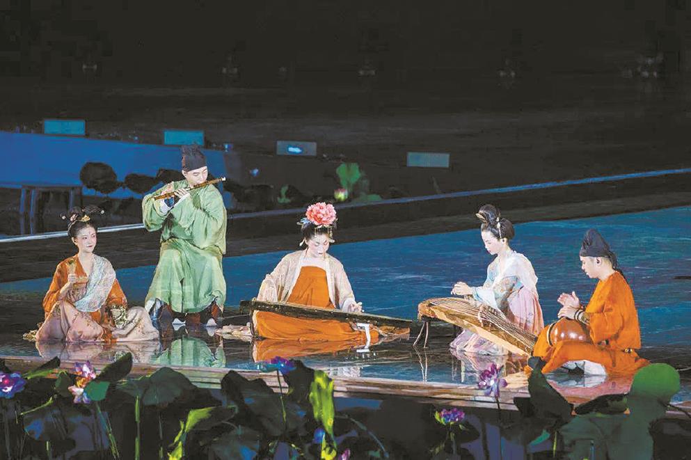 成立于2014年的自得琴社，其成員是一群熱愛古樂的年輕人。他們將傳統文化的魅力與國潮元素相互融合，在互聯網上掀起了“古畫音樂”的風潮。網友點贊他們的視頻“仿佛一幅會動的古代畫卷”，畫中人是身著古代服飾的樂師，或撫古琴，或吹笛蕭，或擊大鼓。