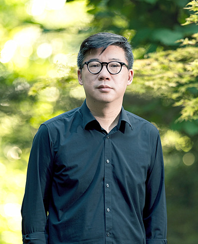 李修文，湖北省作家協(xié)會主席、武漢市文聯(lián)主席、武漢大學文學院教授，著有《猛虎下山》《詩來見我》《致江東父老》《山河袈裟》《滴淚痣》《捆綁上天堂》等