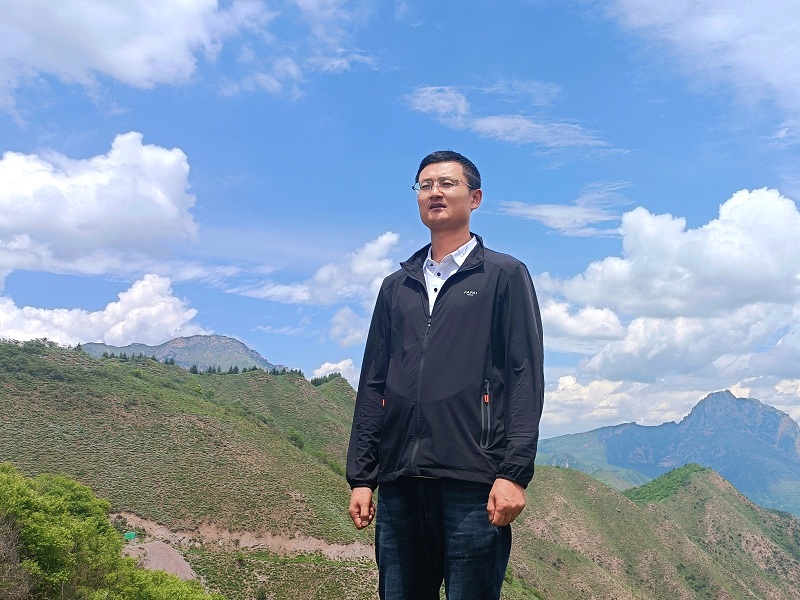 丁海龍，男，漢族，筆名古月星空，甘肅臨潭人。中華詩詞學(xué)會會員、甘肅省作家協(xié)會會員、甘肅省詩詞學(xué)會會員、甘肅省楹聯(lián)學(xué)會會員。作品見于《中華詩詞》《中華辭賦》《甘肅黨建》等刊。出版詩集《虛塵》《流水集》。