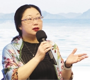 楊怡芬,浙江舟山人,魯迅文學院第13屆高研班學員。2002年開始寫作,在《人民文學》《十月》《花城》等發表小說百余萬字,出版中短篇小說集《披肩》、中篇小說集《追魚》、長篇小說《離觴》《海上繁花》等。