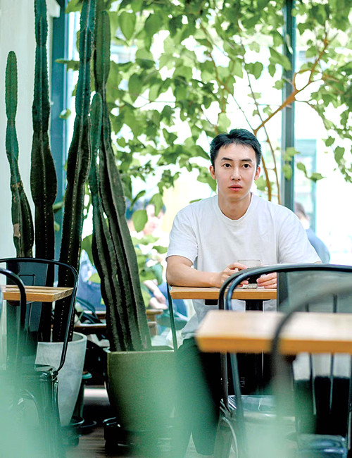 周宏翔，一九九〇年生于重慶，現居北京。中國作家協會會員。出版《當燃》《第一次看見燦爛的時刻》等十余部作品，多部作品正在影視改編中。曾獲第五屆巴蜀青年文學獎、“新浪年度十大熱書”等