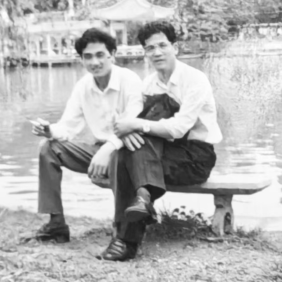 當年漂泊在外，雖然沒寫東西，依然喜歡和文人交往，這個作家是誰我忘了，