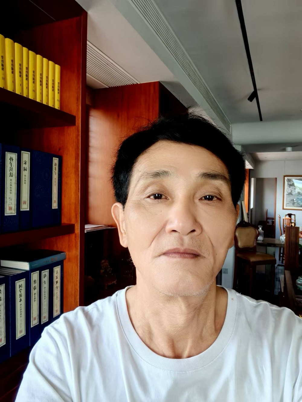 子塵，早年筆名野草，福建人，現居住廈門市，在一家私企上班。少年時開始喜歡文學，一直熱愛，從不言放棄。早年有習作發表報刊，現大多作品發于網絡。