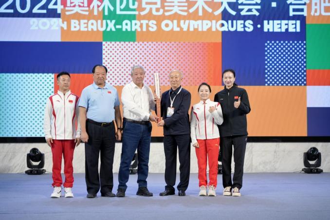 2-1中國書法大廈藝委會主任李士杰向奧林匹克博覽會贈送《藝術讓奧林匹克更美》書法作品