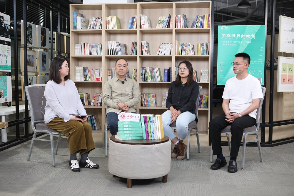 桫欏（右三）、于文舲（右二）、宋煜（右一）分享投稿經歷