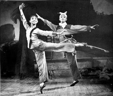 1965年,芭蕾舞劇《白毛女》演出劇照。上海芭蕾舞團(tuán)供圖