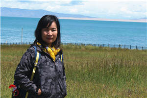 翻譯獎(jiǎng)：國(guó)家通用語(yǔ)言文字←→蒙古文作者：朵日娜（蒙古族）         獲獎(jiǎng)感言大學(xué)畢業(yè)后，我到專門從事蒙譯漢文學(xué)翻譯的小機(jī)構(gòu)——昭烏達(dá)譯書社工作。在著名文學(xué)翻譯前輩那順德力格爾老先生的指導(dǎo)下，投入到昭烏達(dá)譯書社龐大的翻譯出版工程——《歷代蒙古族文學(xué)作品選編》的編纂工作中。在編校收入?yún)矔谋姸辔膶W(xué)翻譯家譯作過程中……