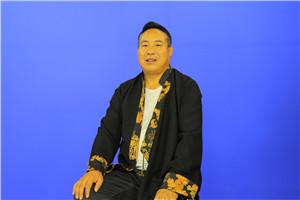 翻譯獎(jiǎng)：國(guó)家通用語(yǔ)言文字←→藏文作者：趙有年（藏族）         獲獎(jiǎng)感言2014年底，我去北京參加魯迅文學(xué)院少數(shù)民族文學(xué)班參加培訓(xùn)的時(shí)候，在一次交流課上和《人民文學(xué)》等雜志社的主編們交流時(shí)，我提出了藏族作家中民譯漢的翻譯能力過于薄弱而作品沒有展示給其他兄弟民族閱讀，從而雜志社主編們談起了翻譯的力量，甚至說莫言獲諾貝爾文學(xué)獎(jiǎng)……