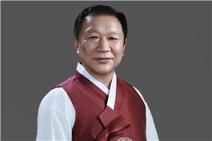 詩(shī)歌獎(jiǎng)：《鳥聲嚦嚦鳴冬山》（朝鮮文）  作者：金榮健（朝鮮族）         獲獎(jiǎng)感言回首創(chuàng)作里程，從純粹以自己的眼光觀察世界，到勘破事物與事物的關(guān)系，我的詩(shī)歌算是經(jīng)歷了幾個(gè)階段。要是說我的詩(shī)萌生于青春的熱血和沖動(dòng)，起步于“我”這個(gè)自我，接著就超越跟世上種種弊端相抗衡、選擇正確道路這個(gè)階段，開始邁入通過和大自然的對(duì)話、與宇宙的交感，在靈魂的園地尋找日漸成長(zhǎng)的深沉自我的境界……