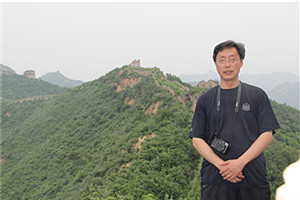 報(bào)告文學(xué)獎(jiǎng)：《靜靜的鴨綠江》 作者：周建新（滿族）         獲獎(jiǎng)感言獎(jiǎng)是授予我的，更是授予英烈們的，只不過我獲得了機(jī)會(huì)。每一次采訪，講述者都能讓我身臨其境，感受孫景坤老英雄高尚的一生。我沒有理由不蘸血為墨，書寫英雄，書寫“七一”勛章獲得者、深藏功名七十載的老英雄孫景坤。