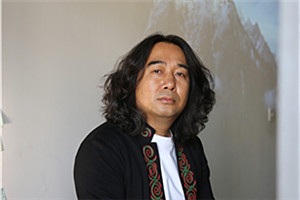 中短篇小說獎(jiǎng)：《十尋》  作者：包倬（彝族）         獲獎(jiǎng)感言在過去的四十三年，我有二十一年在寫作。文章千古事，得失寸心知。寫作是一個(gè)人以心去度量世道人心，是一個(gè)人的踽踽獨(dú)行。而獲獎(jiǎng)，則是在漫長(zhǎng)旅途中的溫暖擁抱，它告訴我，文學(xué)無(wú)垠，吾道不孤。感謝文學(xué)。