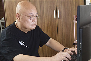 中短篇小說獎(jiǎng)：《上嶺戀人》  作者：凡一平（壯族）         獲獎(jiǎng)感言上嶺，是我近些年文學(xué)創(chuàng)作的地理標(biāo)識(shí)，也是現(xiàn)實(shí)生活的真實(shí)存在。從桂北都安瑤族自治縣縣城往東十三公里，再沿紅水河順流而下四十公里，在二級(jí)公路的對(duì)岸，有被青山和竹林環(huán)抱的村莊，就是上嶺。它是我生命中最親切的土地，或搖籃。上嶺有著不多的人口，卻生生長(zhǎng)流，他們渺小但卻堅(jiān)韌，又像魚群一樣抱團(tuán)、歡樂。已經(jīng)死去和還活著的，都是我的父老鄉(xiāng)親。